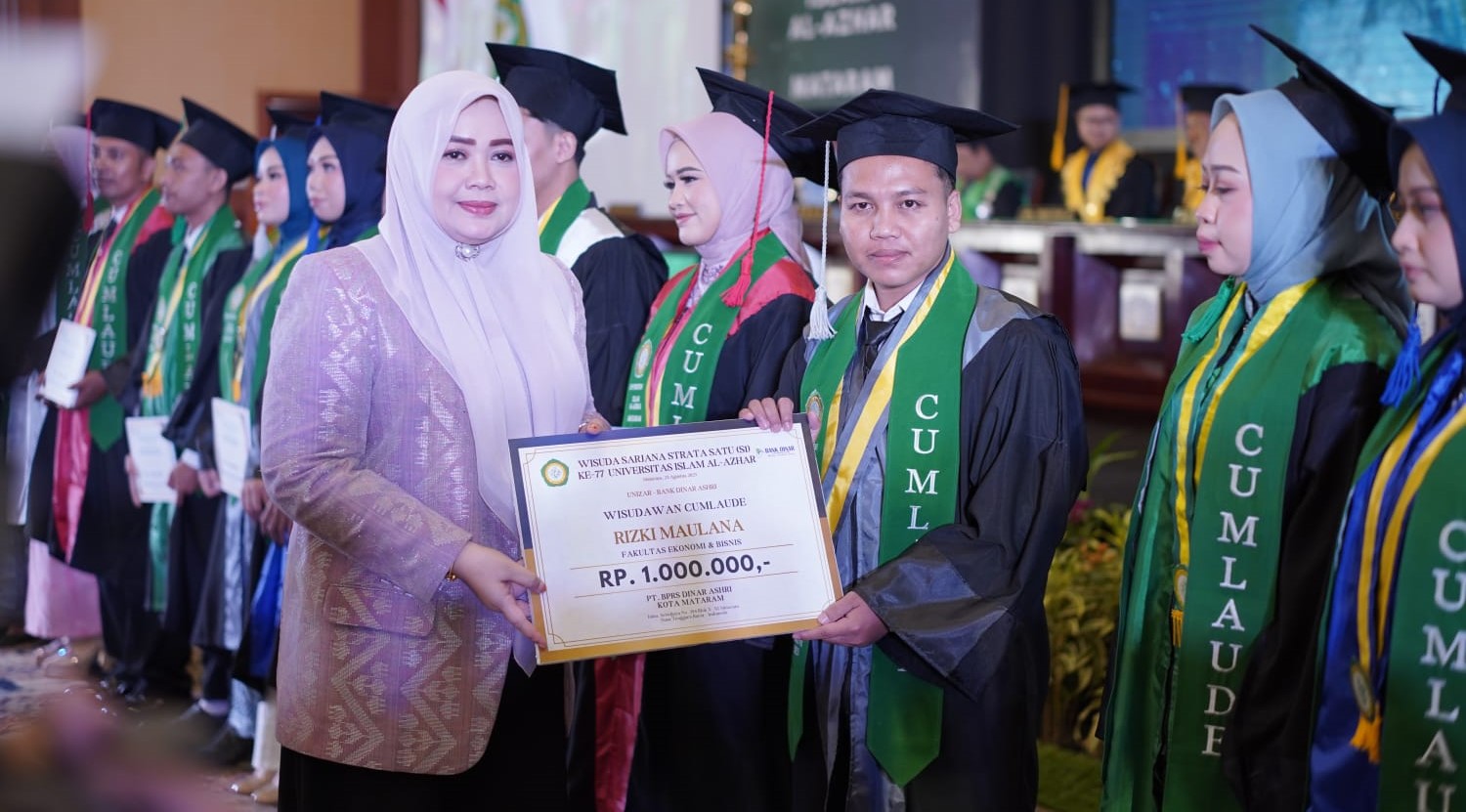 Wakil Gubernur NTB, Hj. Indah Dhamayanti Putri  memberikan apresiasi kepada wisudawan terbaik di Hotel Lombok Raya, Sabtu lalu (23/8).