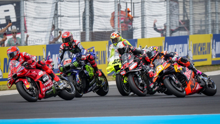 Fabio Quartararo diganjar Long Lap Penalty, Enea Bastianini Double Long Lap di sprint MotoGP Hungaria 2025. GP Balaton Park kian panas.