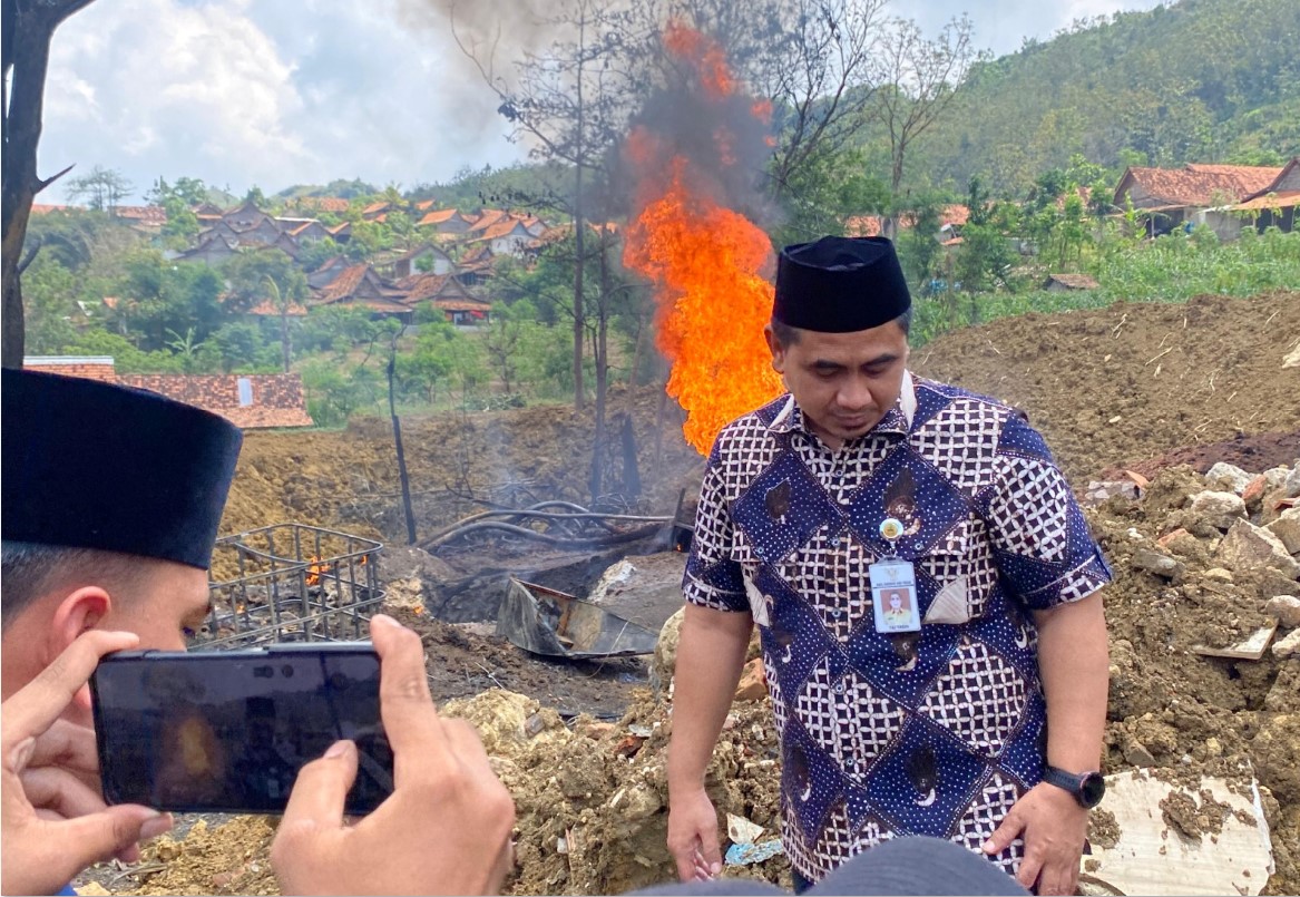 TERJUN LANGSUNG: Wagub Jateng Taj Yasin Maimoen memantau lokasi kebakaran sumur minyak masyarakat di Dukuh Gendono, Desa Gandu, Kecamatan Bogorejo, Jumat (22/8).