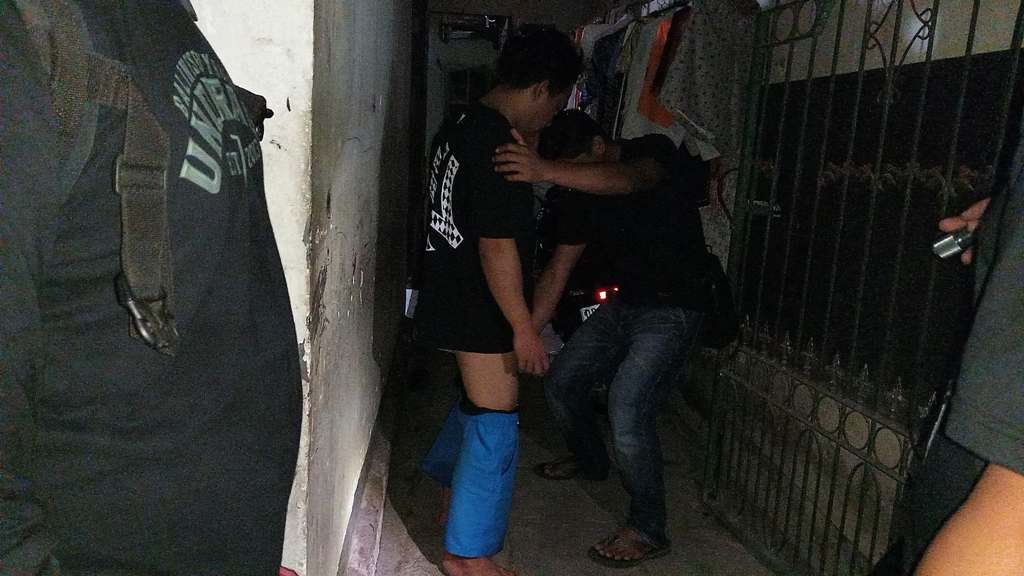 CARI BARANG BUKTI: Polisi menggeledah badan pengedar sabu berinisial M yang menyembunyikan sabu di celana dalamnya, Minggu (24/8).&nbsp;