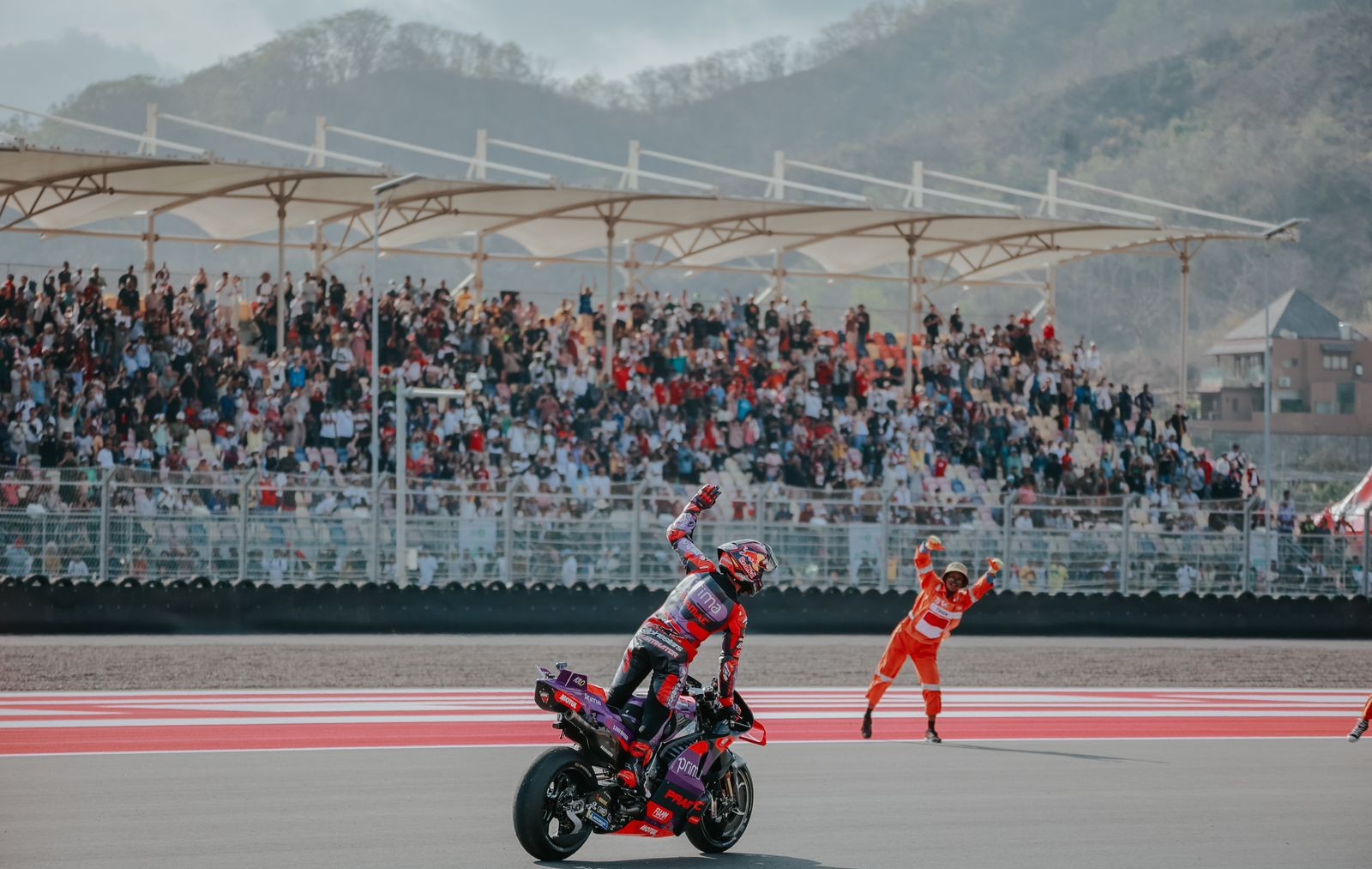 HOSTING FEE: Pembalap Jorge Martin selebrasi saat berhasil menjadi pemenang di ajang MotoGP Mandalika 2024 di Sirkuit Internasional Mandalika, Lombok Tengah.