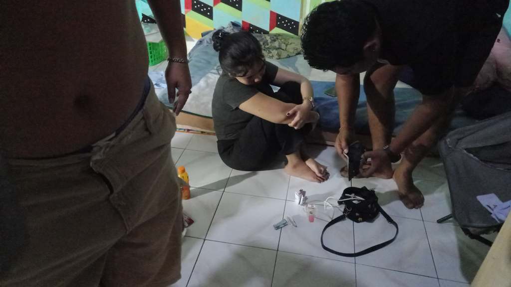 GELEDAH: Polisi menggeledah tas milik seorang tukang pijit berinisial FHN di salah satu kos wilayah Bagirati, Karang Taliwang, Cakranegara, Kota Mataram, Sabtu (23/8).