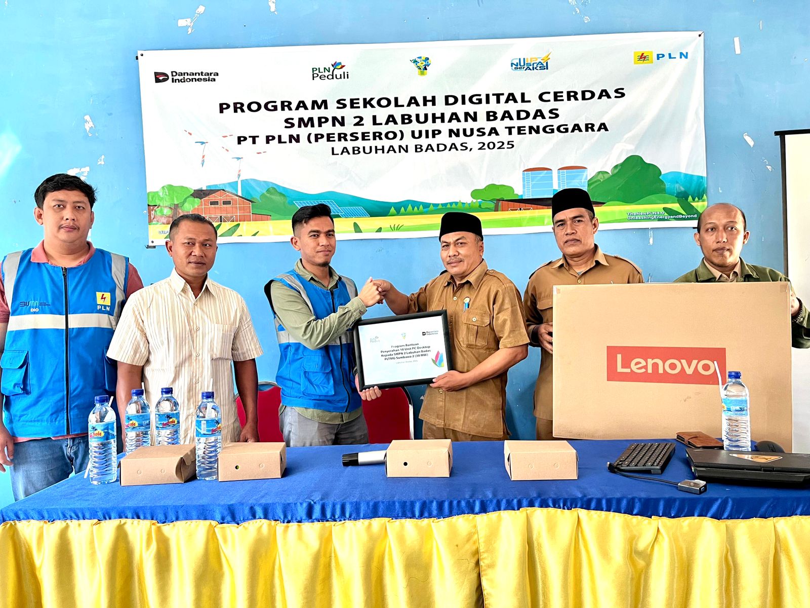 PLN UIP Nusra melalui TJSL PLN Peduli meluncurkan Sekolah Digital Cerdas di SMPN 2 Labuhan Badas, Selasa (5/8).