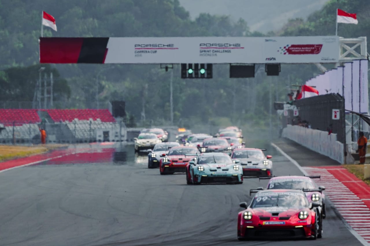 Puluhan mobilsport Porsche unjuk kebolehan dalam ajang Porsche Carrera Cup Asia 2025 di Sirkuit Internasional Mandalika, Minggu (24/8).