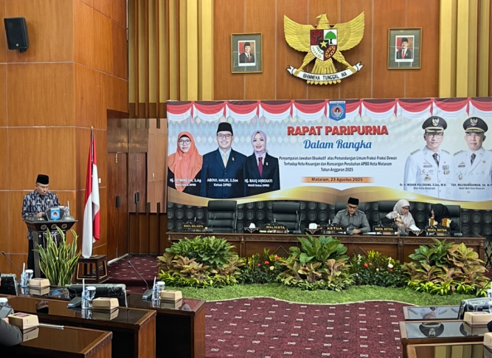 KHIDMAT: Wakil Wali Kota Mataram TGH Mujiburrahman, menyampaikan jawaban eksekutif atas pemandangan umum fraksi-fraksi terkait Nota Keuangan dan Rancangan APBD Perubahan 2025 di ruang rapat DPRD.