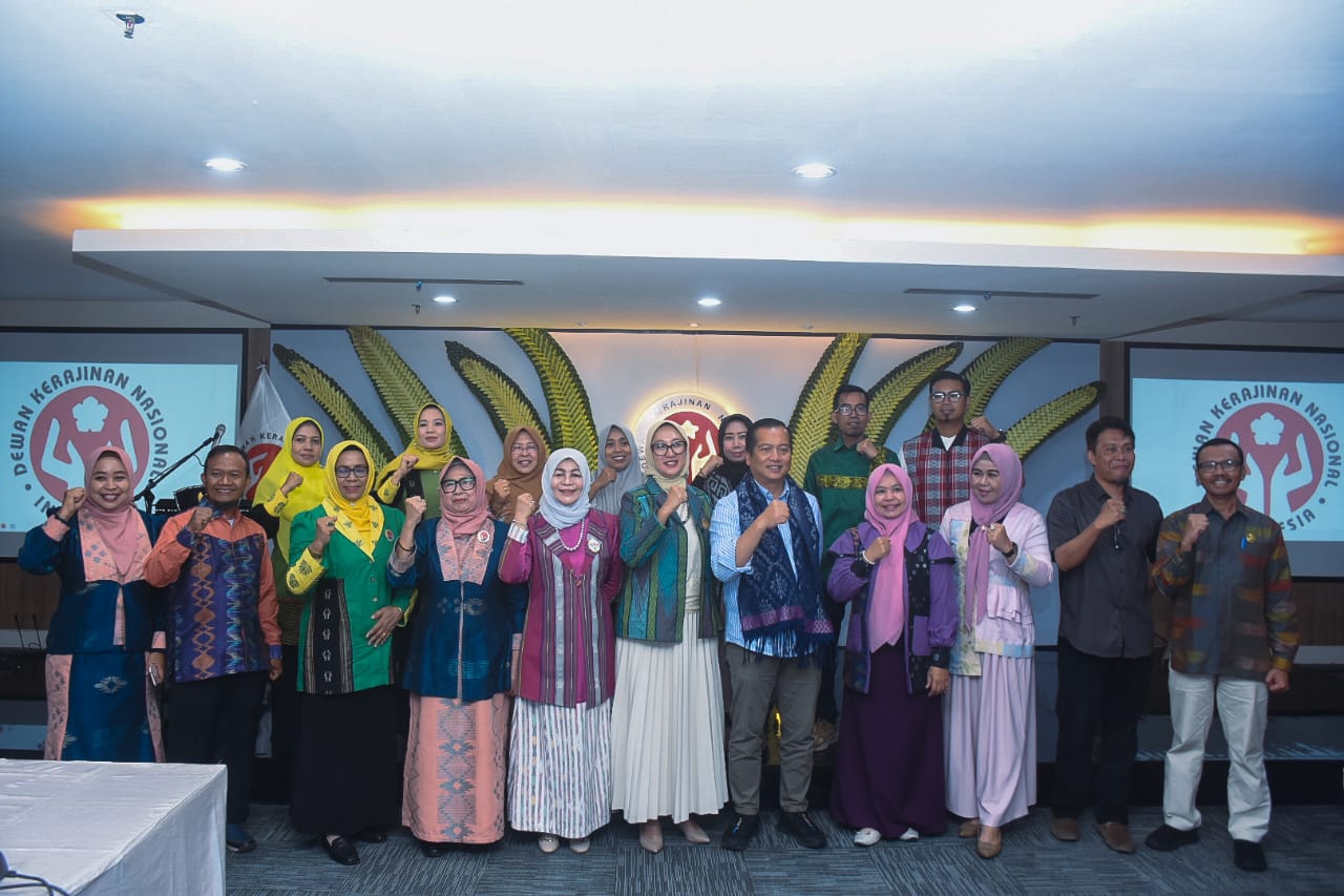 Pengurus Dekranasda NTB berfoto bersama Gubernur NTB Lalu Muhamad Iqbal (lima kanan) usai pembukaan Rakerda, Sabtu (23/8).