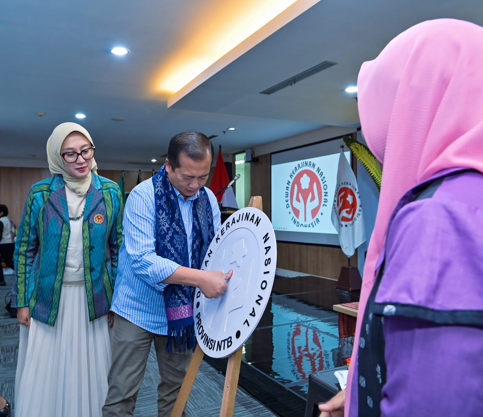 Gubernur NTB Lalu Muhamad Iqbal (tengah) saat membuka Rakerda Dekranasda NTB, Sabtu (23/8).