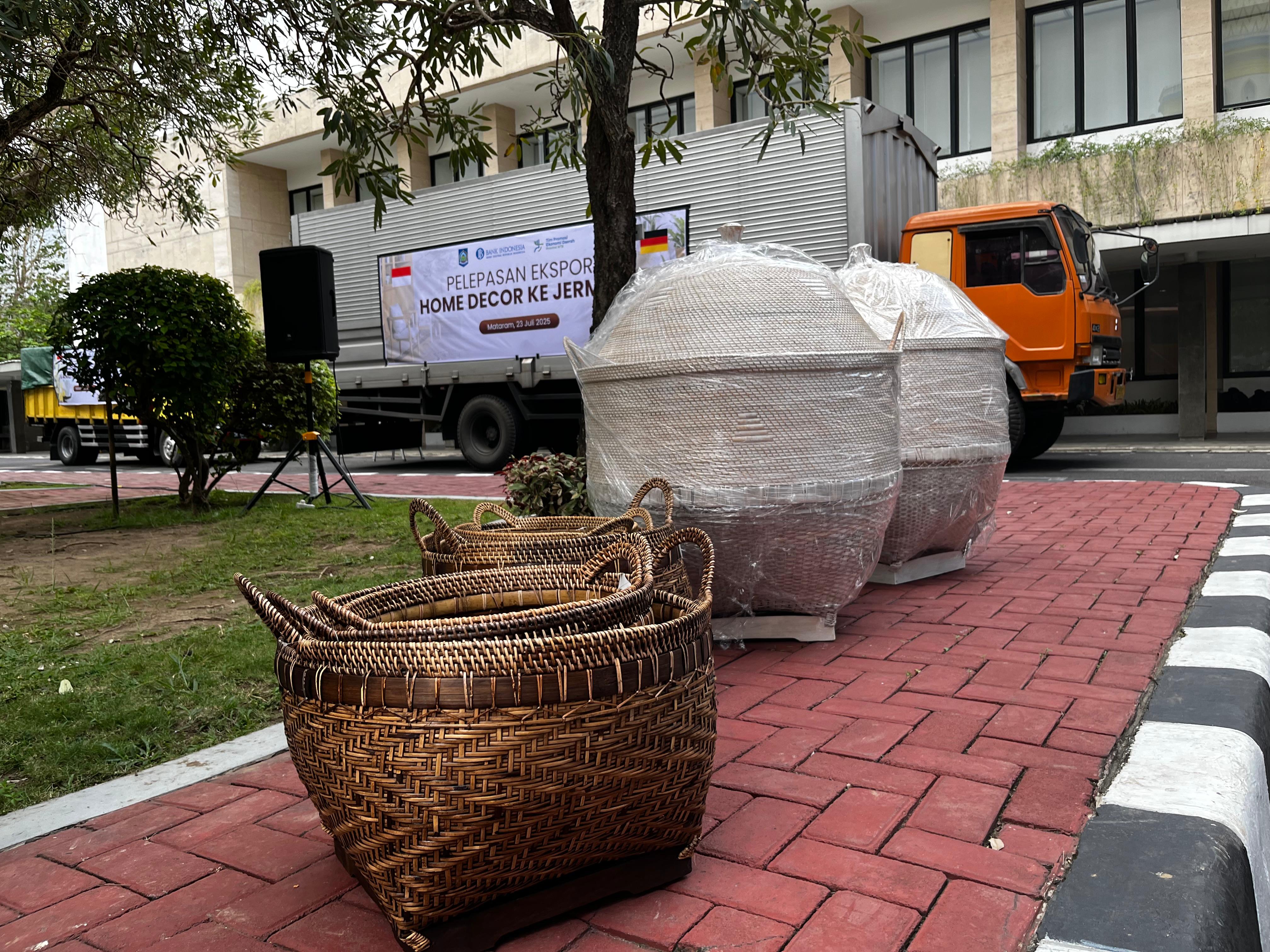 Produk home decor dan furniture UMKM binaan BI NTB yang dikirim ke Spanyol saat pelepasan ekspor di halaman BI NTB, beberapa waktu lalu