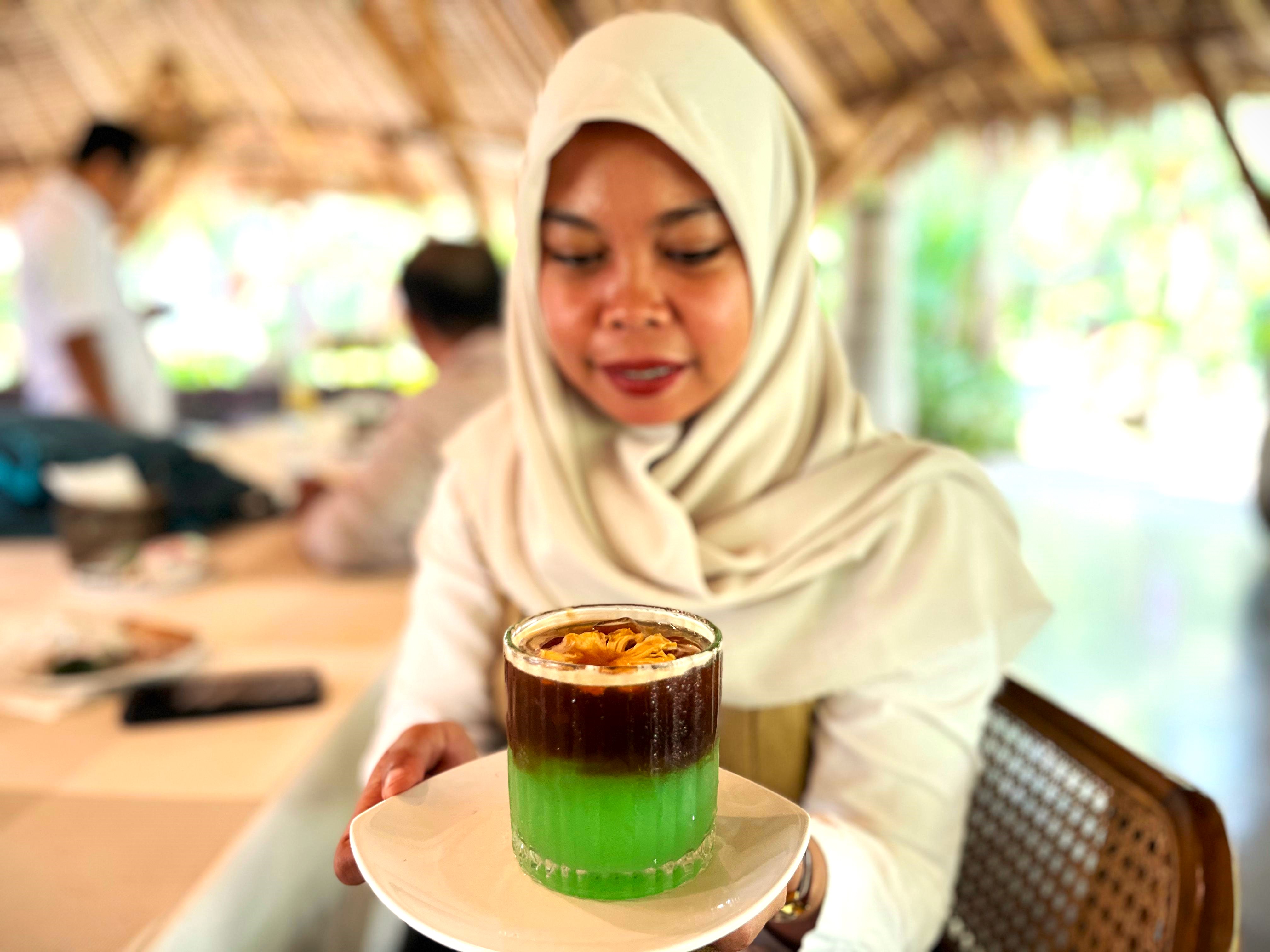 Minuman kopi Zespresso yang dipesan Rohaida di Dapoer Sasak Udayana, Mataram.