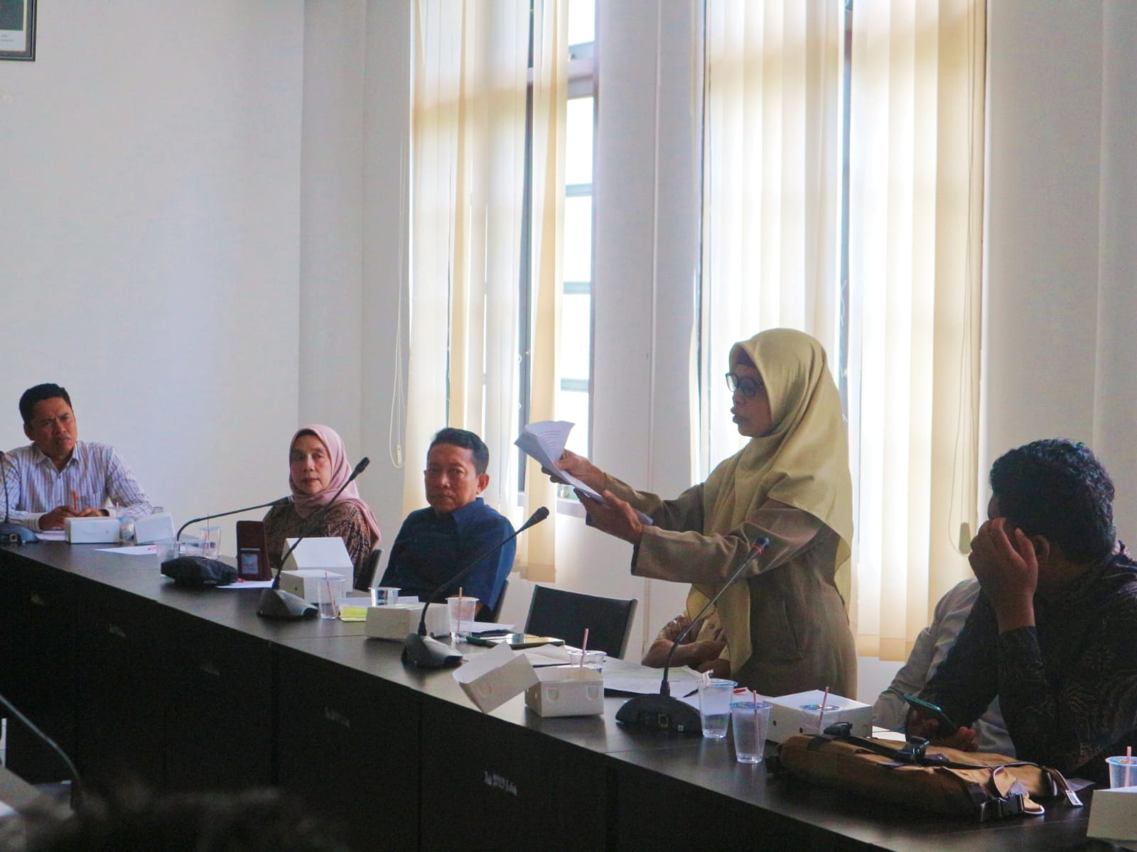 Salah seorang nasabah Bank BRI cabang Selong saat memperlihatkan bukti-bukti lelang yang diduga menyalahi aturan saat hearing di kantor DPRD Lotim.