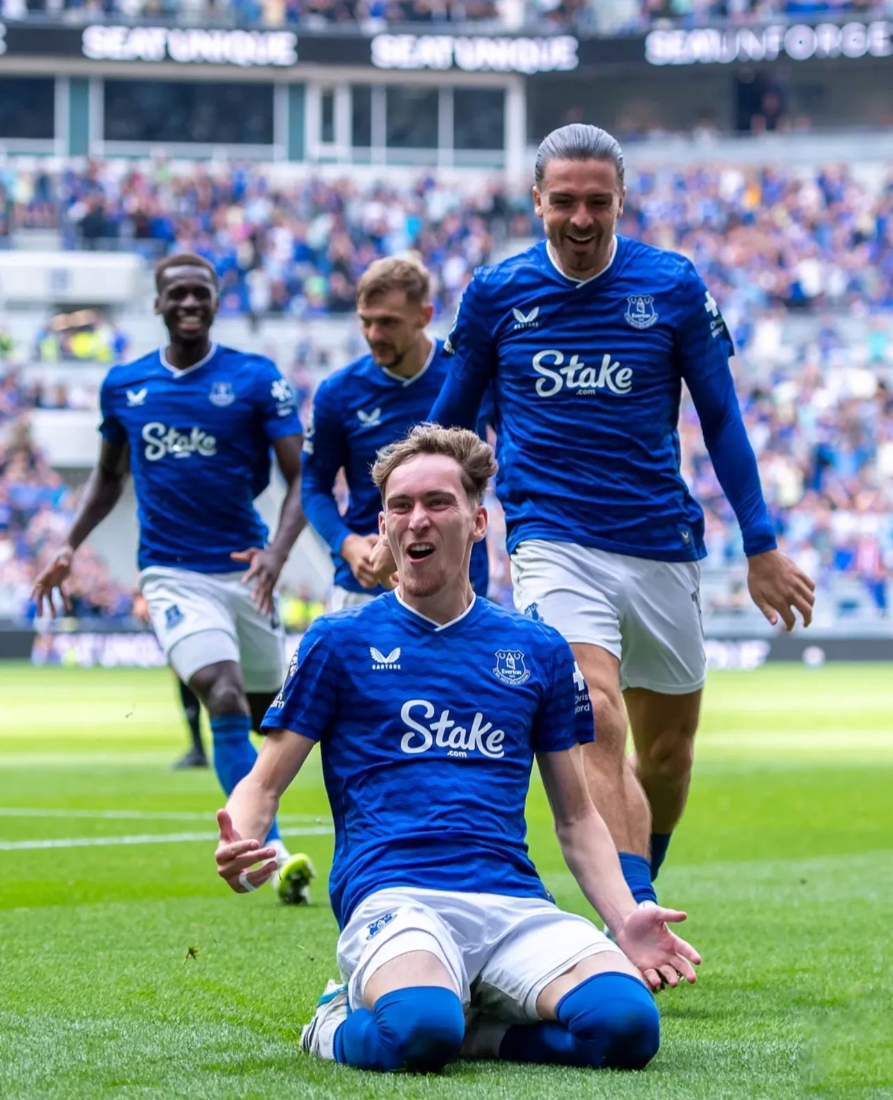 Pemain Everton merayakan gol kemenangan pertama mereka di stadium baru.