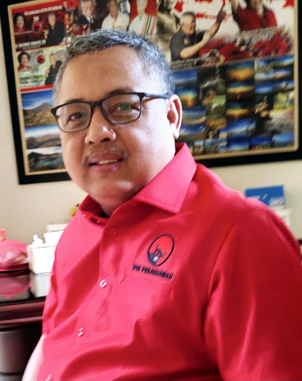 Sekretaris DPD PDIP NTB Hakam Ali Niazi meminta semua kader tegak lurus dengan keputusan partai terkait pergantian ketua fraksi di DPRD NTB.