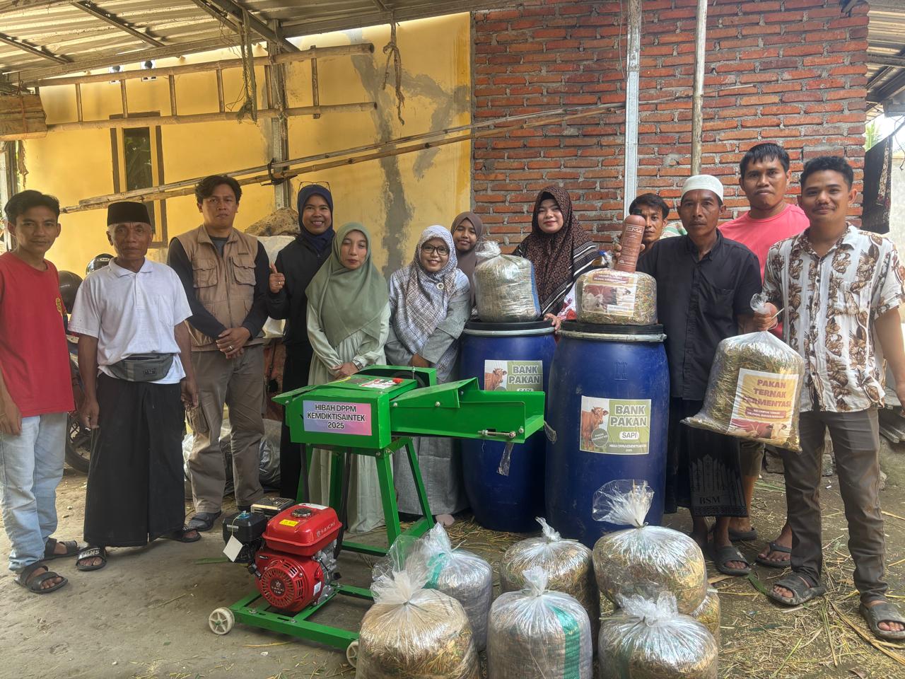 Penyerahan mesin pencacah jerami padi dan hasil pakan fermentasi kepada Kelompok Ternak Milenial Sukses Bersama di Desa Arjangka, Kecamatan Pringgarata, Lombok Tengah, belum lama ini.