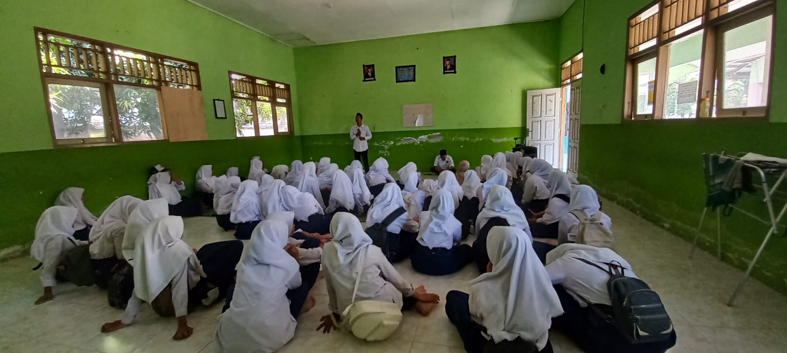 Siswa SMPN 21 Mataram mengikuti program Bimbingan Remaja Usia Sekolah  di sekolah setempat, program ini bekali siswa fiqih hingga tahsin.