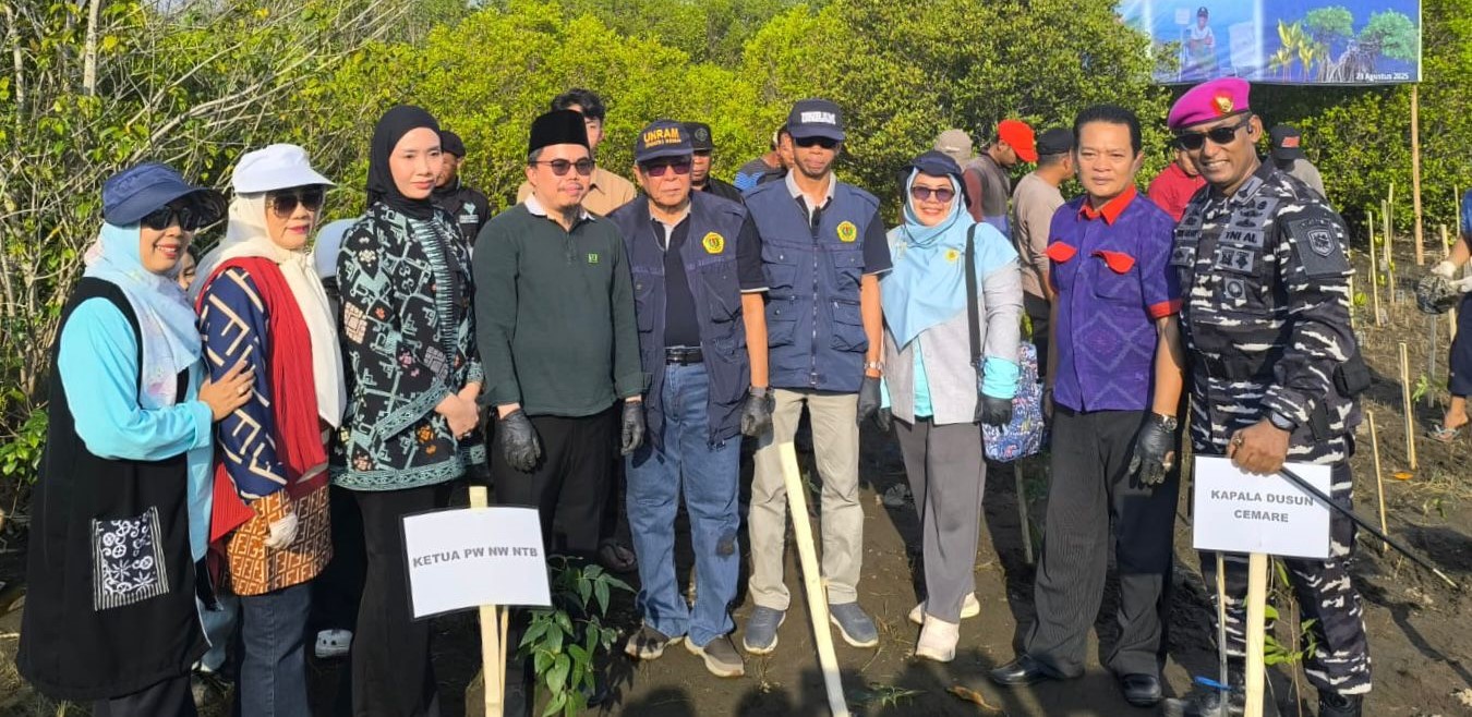 Lanal Mataram, Unram, dan PB NW meneken MoU terkait pelestarian dan pengembangan konservasi mangrove NTB di Pantai Cemara, Lombok Barat, Sabtu lalu (23/8).