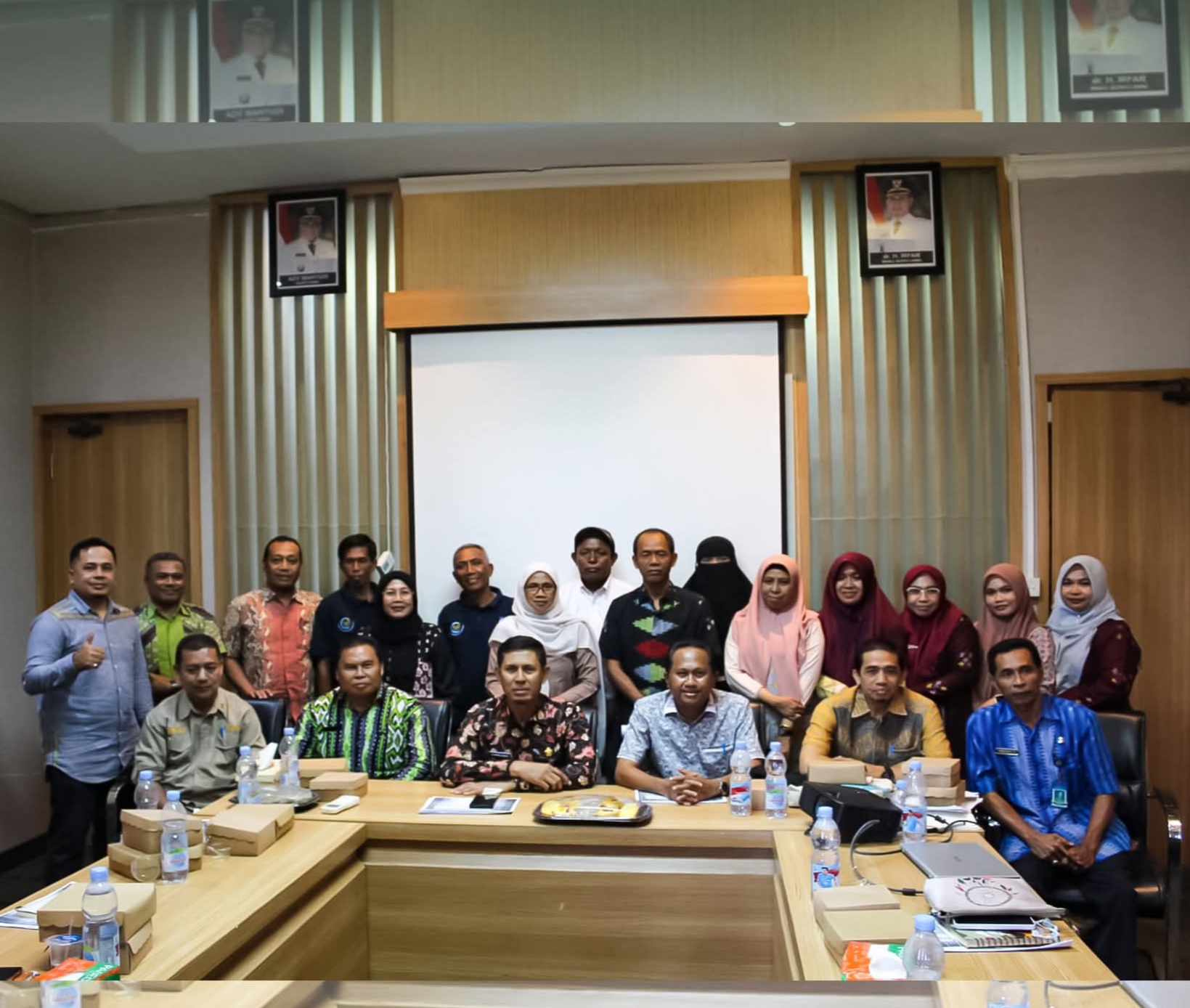 Kepala Dislutkan NTB Muslim berfoto bersama usai rakor dengan Pemkab Bima di aula kantor Bupati Bima, akhir pekan lalu.