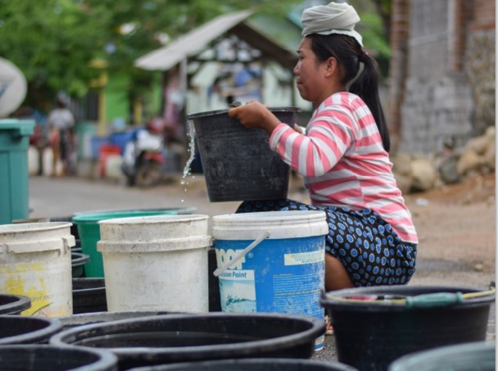 KEBUTUHAN PRIMER: Seorang warga mengangkut air bersih yang didistribusikan oleh lembaga atau instansi pemerintah, ke daerah yang terdampak kekeringan di Bumi Gora, beberapa waktu lalu