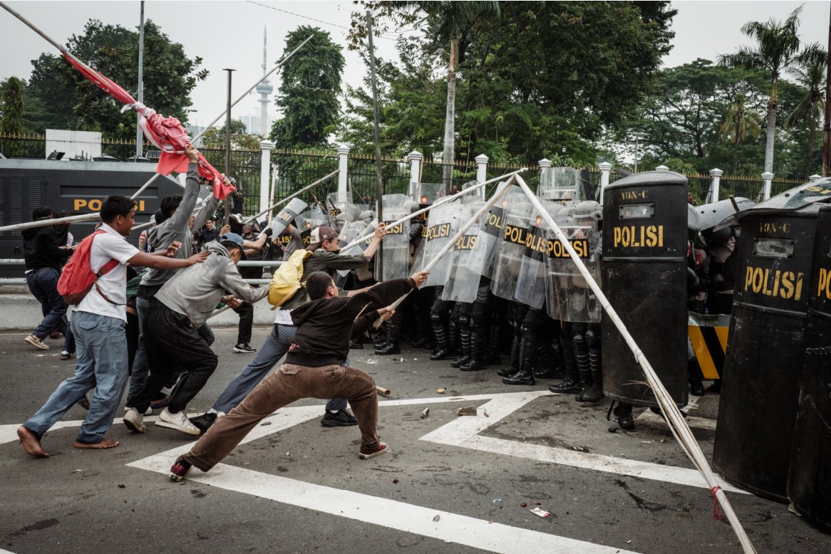 TOLAK KENAIKAN TUNJANGAN DEWAN: Para pengunjuk rasa mencoba menghalangi polisi dalam demonstrasi menolak kenaikan tunjangan perumahan untuk anggota DPR di jalan depan gedung DPR.