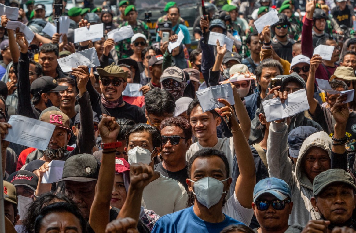 AKSI DAMAI: Warga Pati membawa amplop berisi surat permintaan kepada Komisi Pemberantasan Korupsi (KPK) untuk menangkap bupati atas tuduhan korupsi saat aksi damai di Alun-alun Kota Pati, Jateng.