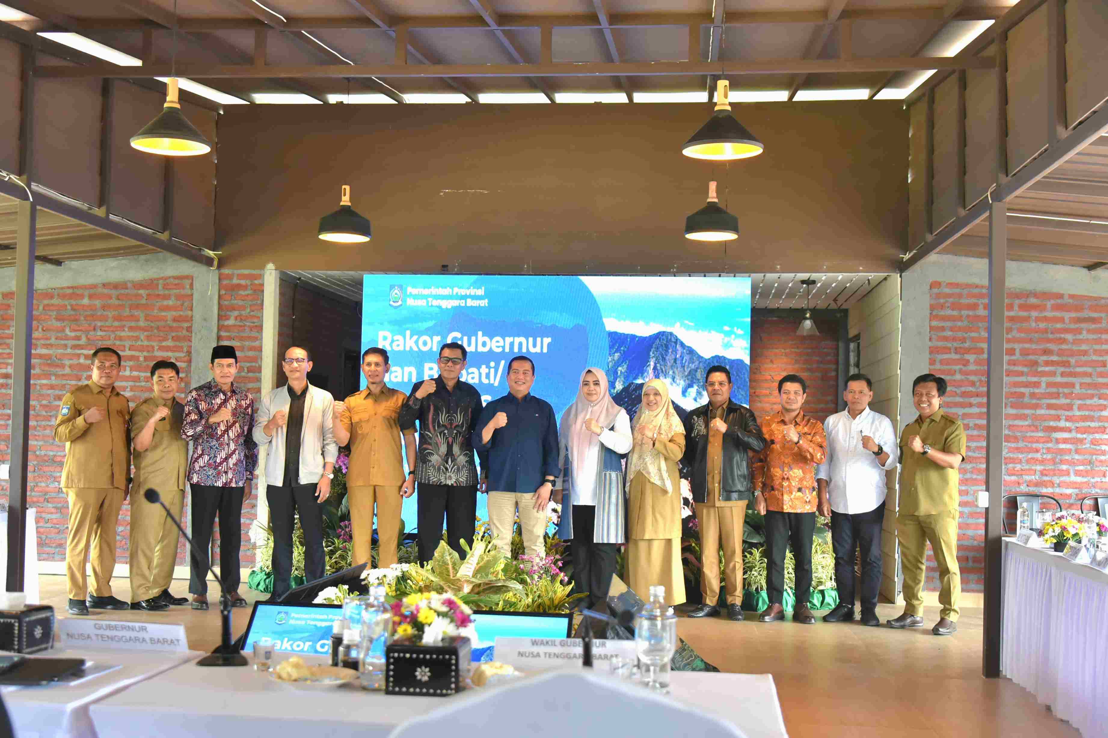 Gubernur NTB Lalu Muhamad Iqbal (tengah), Wagub NTB Indah Dhamayanti Putri (enam dari kanan) berfoto bersama pemkab/pemkot se-NTB, saat rakor di Sembalun, Lotim, Senin (25/8).
