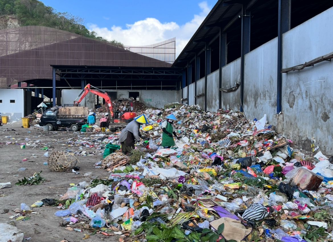 Tidak banyak masyarakat yang mulai sadar dan melakukan pemilahan sampah dari rumah tangga.