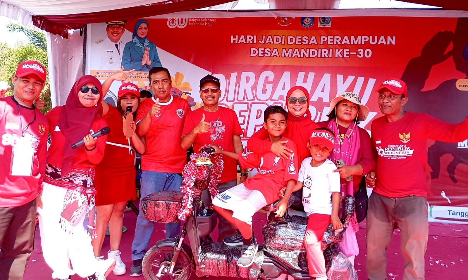 RAYAKAN HARI JADI: Suasana perayaan Hari Jadi Desa Perampuan ke-30 dirangkai dengan HUT Kemerdekaan RI ke-80, Minggu (24/8).