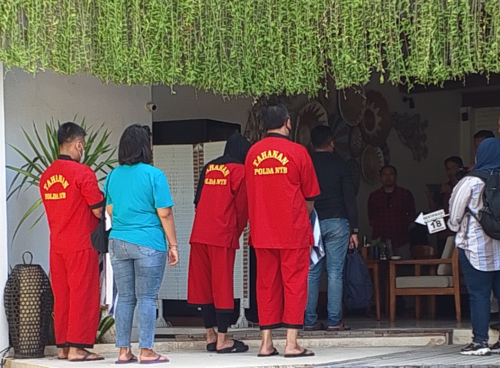 REKONSTRUKSI: Tiga tersangka kematian Brigadir Nurhadi berjalan ke dalam vila tempatnya menginap di Gili Trawangan saat rekonstruksi, beberapa waktu lalu.&nbsp;
