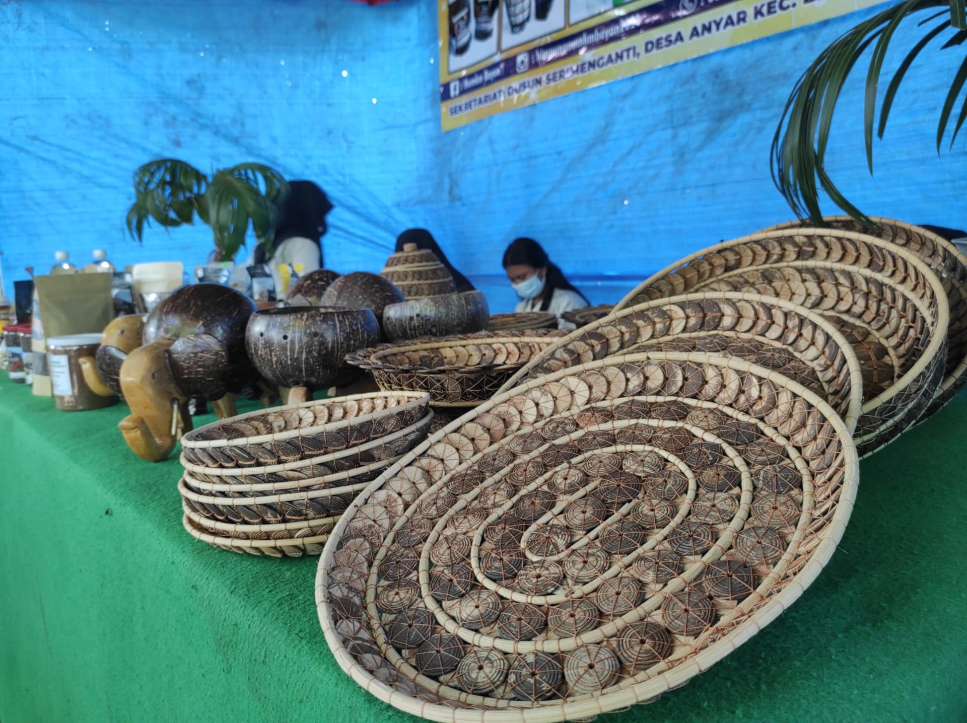 Produk kerajinan yang terbuat dari batok kelapa milik UMKM asal Lombok Utara.