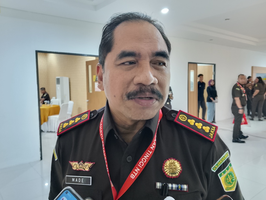 Kajari Mataram Made Pasek Swardhyana yang dilantik 31 Juli lalu mengaku belum mengetahui anak buahnya sedang mengusut Bansos Pokir DPRD Mataram.