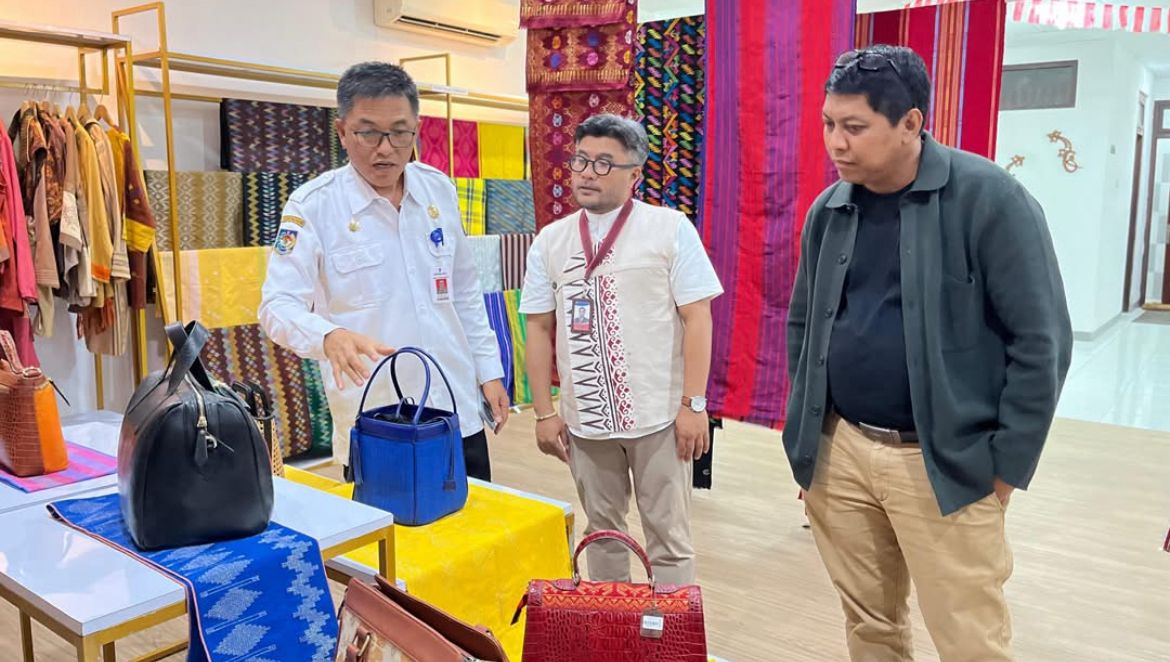 Kepala Dinas Perdagangan NTB Jamaluddin Malady (kiri) menemani Deputi Kepala Perwakilan BI NTB Andhi Wahyu Riyadno (tengah) dan perwakilan BI daerah lainnya melihat etalase produk UMKM di NTB Mall.
