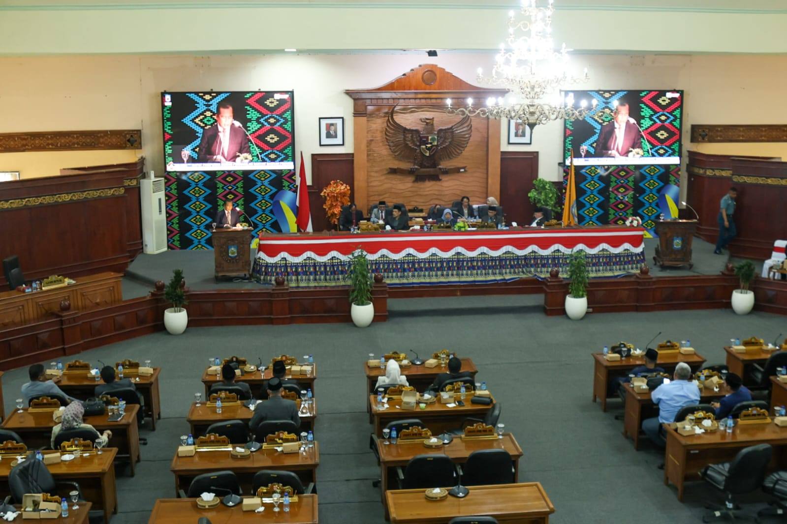 BAHAS BERSAMA: Suasana salah satu sidang DPRD NTB bersama Pemprov NTB, beberapa waktu lalu.