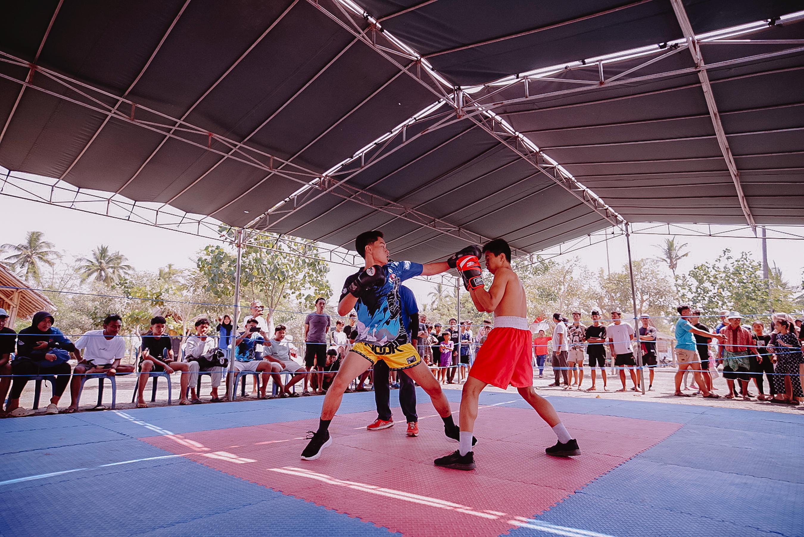 Atlet tinju di Lombok Timur saat bertarung pada acara sparing partner yang di gelar oleh pengelola wisata Sunrise Land Lombok dalam rangka memeriahkan HUT RI ke-80