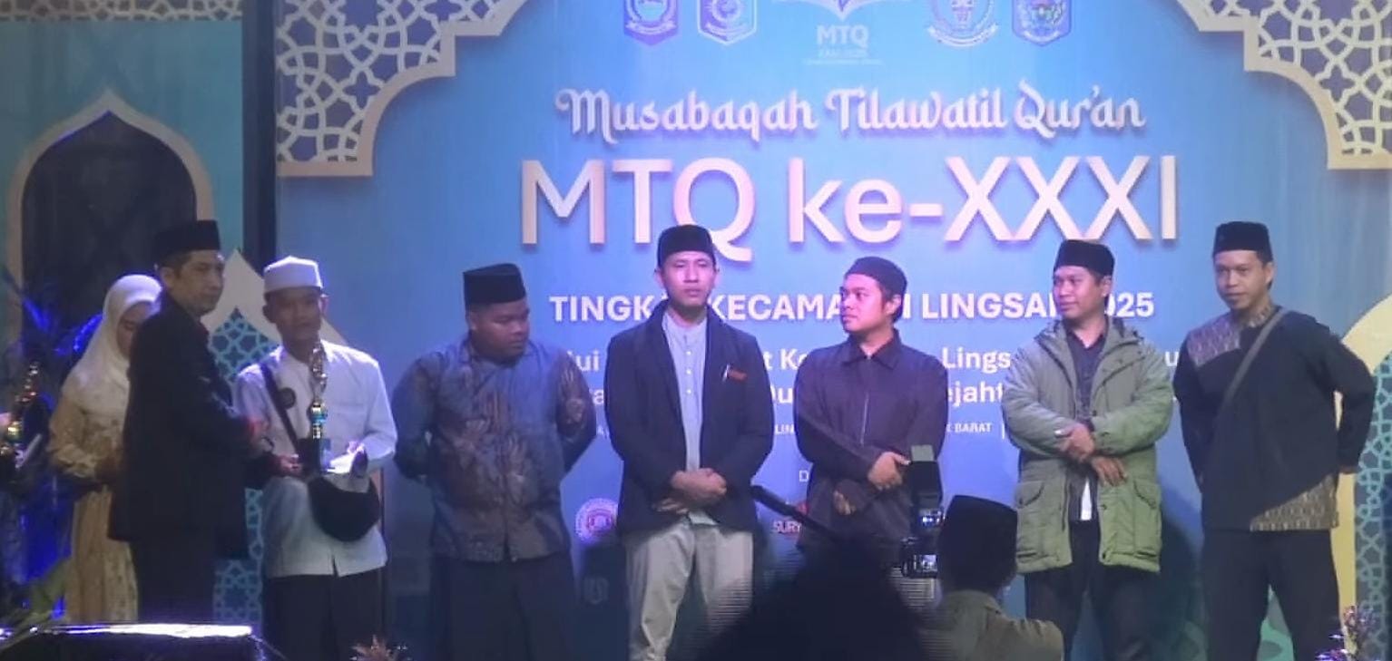 PARA JUARA: Kabag Kesra Setda Lombok Barat Afgan Kusumanegara membagikan piala kepada para pememang lomba MTQ tingkat Kecamatan Lingsar, Senin malam (25/8).