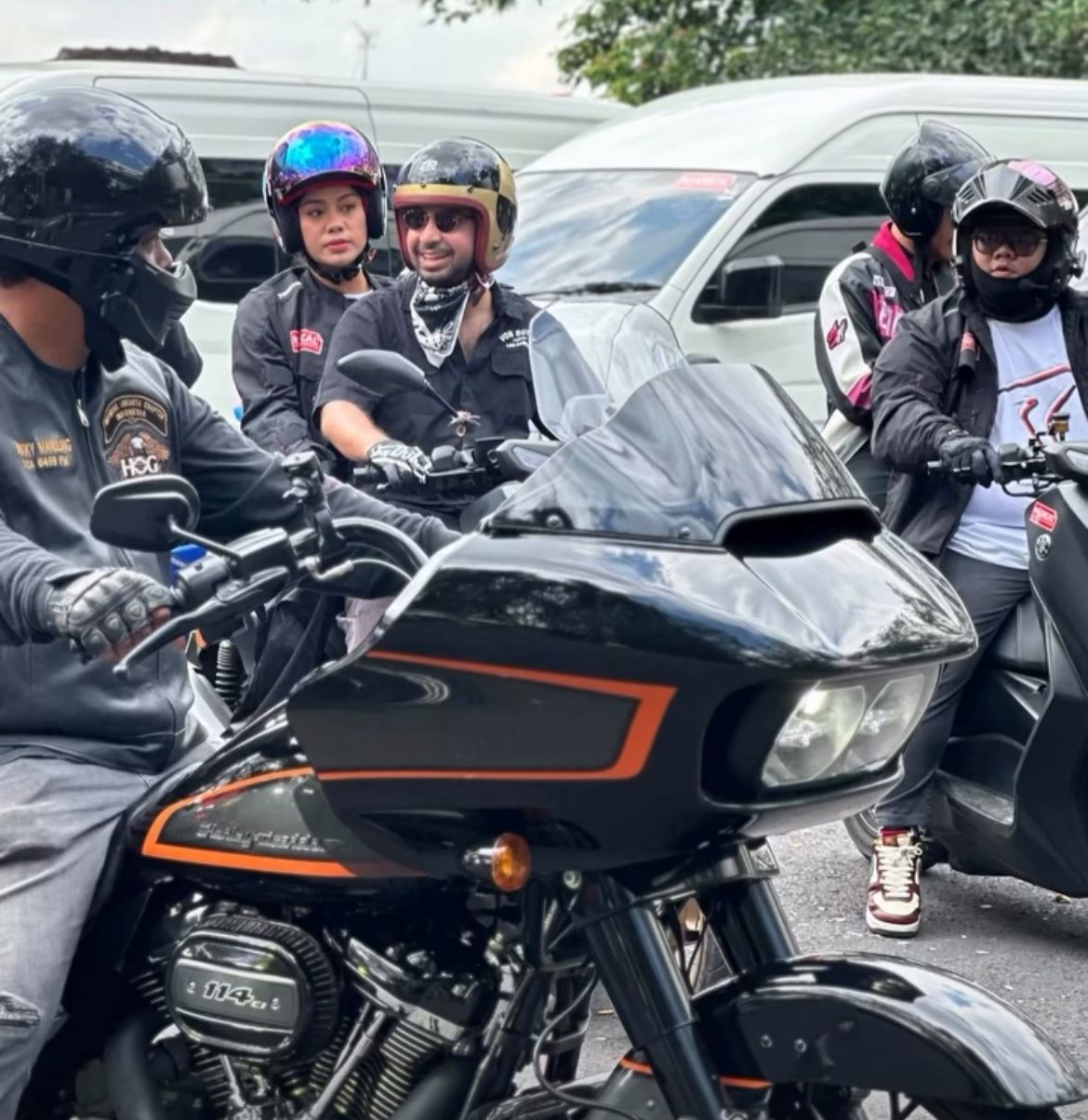 Komunitas pecinta motor Big Bike Lombok (BBL) melakukan Touring bareng Zita Anjani & The Hunters untuk promosikan pariwisata Lombok.