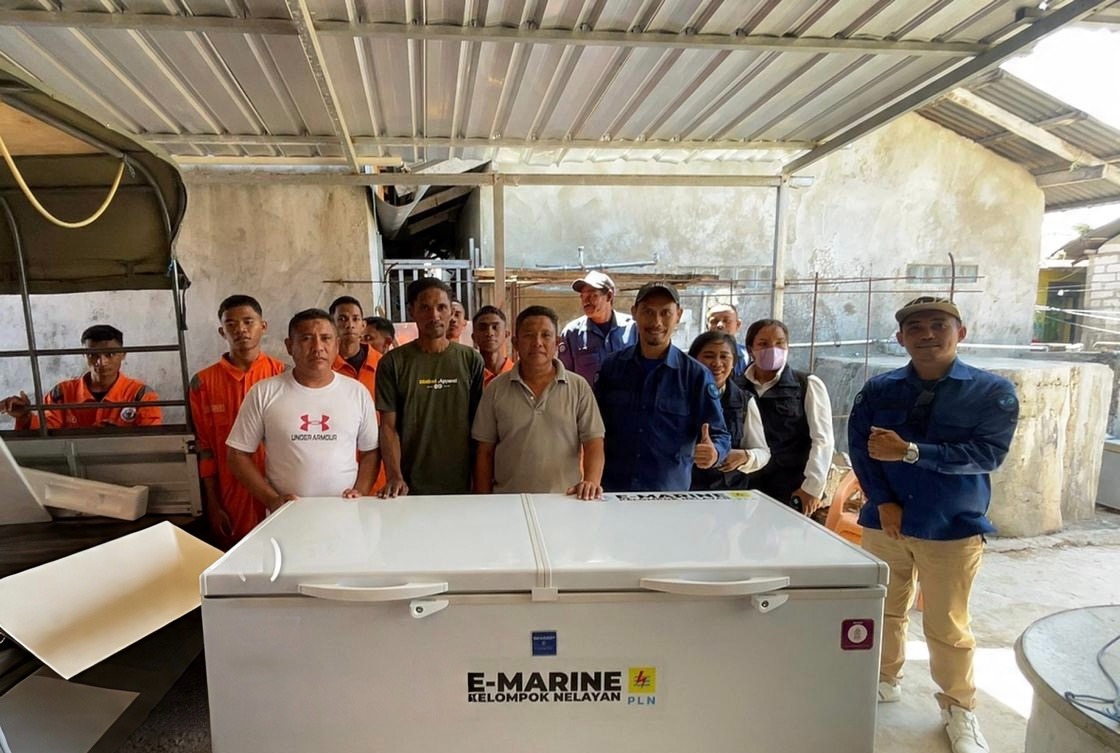 PLN UIP Nusra melalui program TJSL memberikan bantuan cold storage kepada nelayan Tablolong untuk mendukung electrifying Marine.