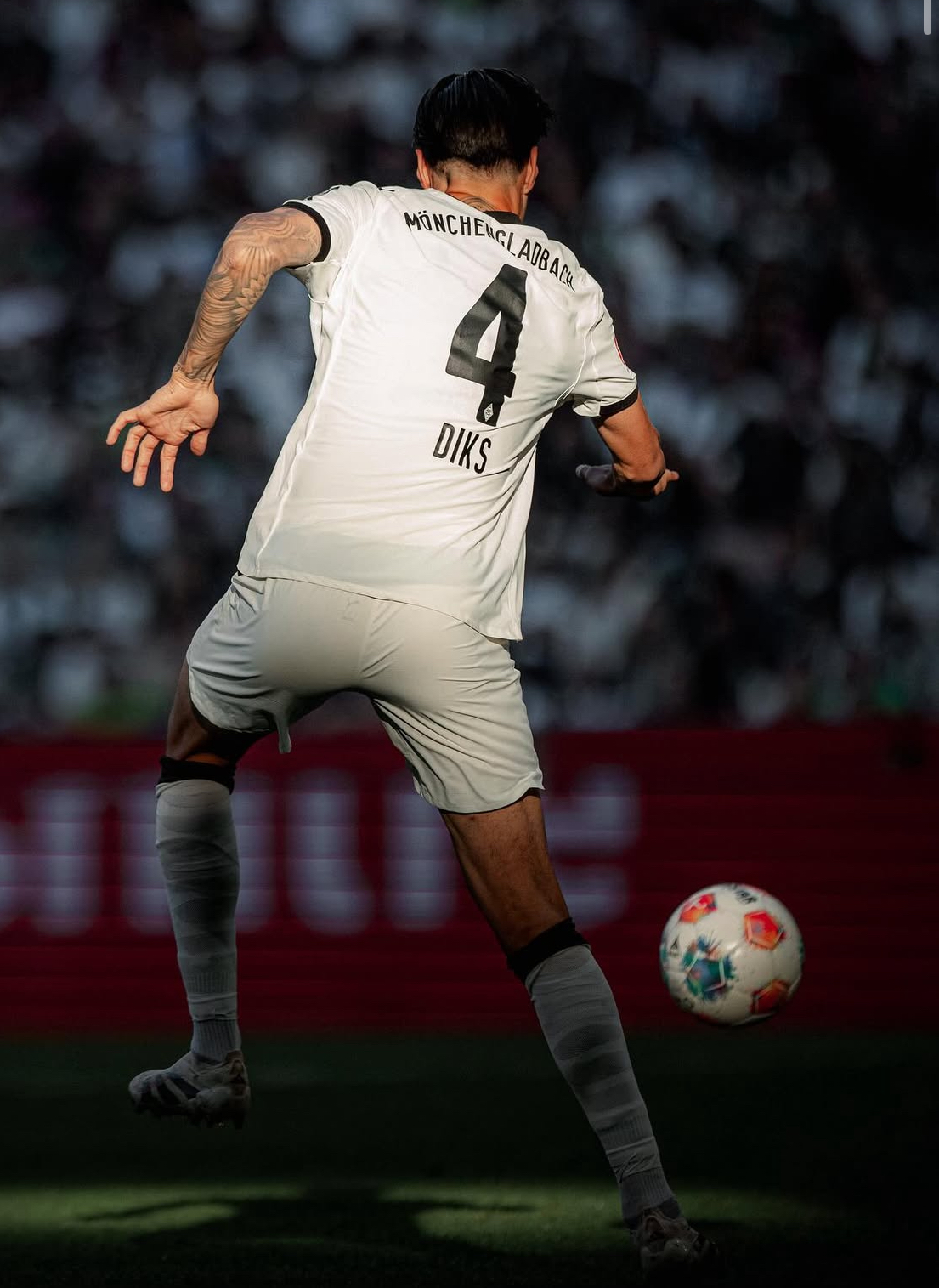 Kevin Diks mencatatkan sejarah sebagai pemain Indonesia pertama yang tampil di Bundesliga.