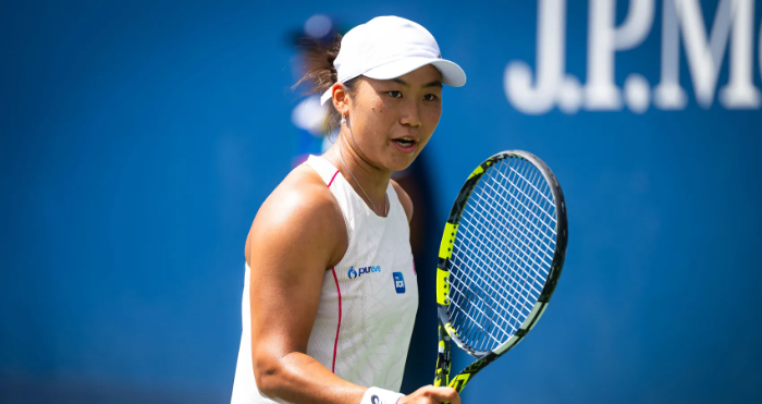 Janice Tjen catat sejarah di US Open 2025. Petenis Indonesia terinspirasi Ashleigh Barty ini pecahkan rekor dan melaju ke babak kedua.