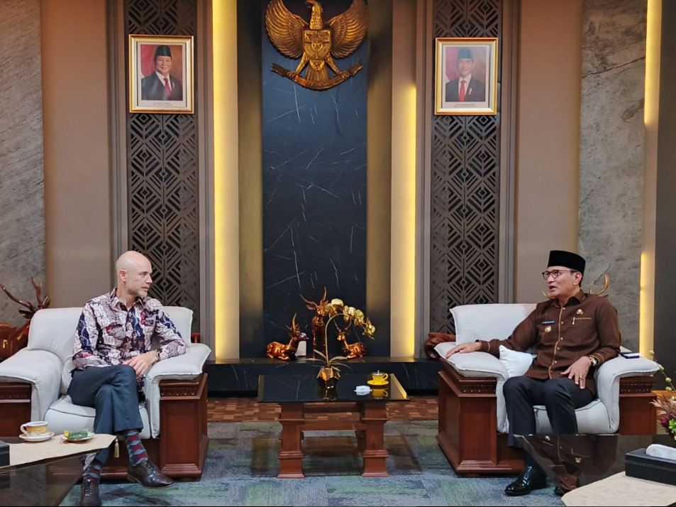Kunjungan resmi pertama Konsul Jenderal Amerika Serikat di Surabaya Christopher Green, saat berdialog dengan Wali Kota Mataram Mohan Roliskana di Balai Kota, Jumat (22/8).