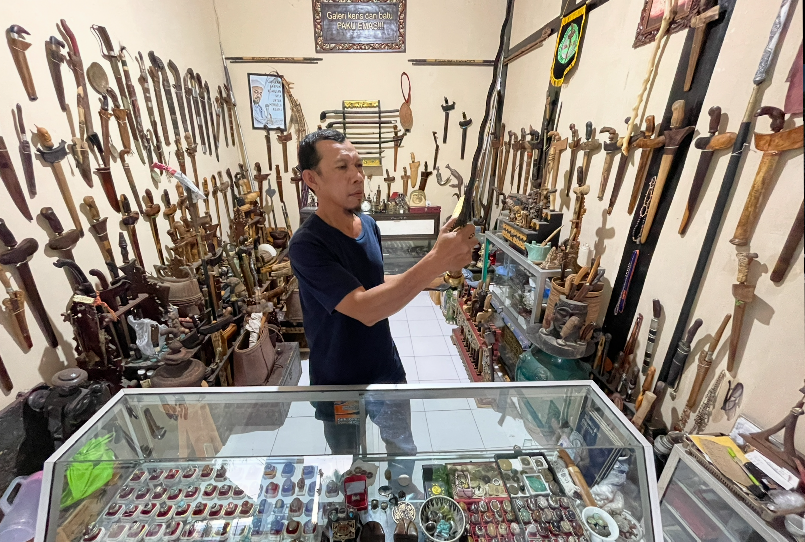 Habibi menunjukkan salah satu keris yang ada di galeri pasar Seni Sayang-Sayang, Kota Mataram, Jumat (22/8).