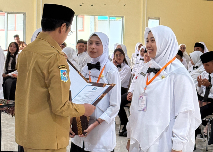 Penghargaan peserta terbaik Latsar CPNS diserahkan langsung oleh Sekda Lalu Alwan Basri.