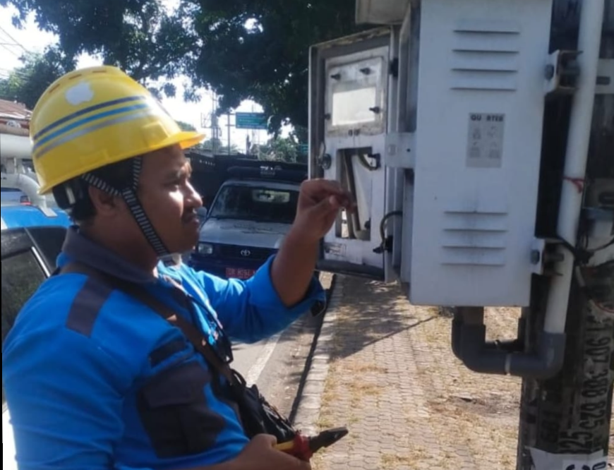 Petugas PLN memeriksa panel meter penerangan jalan umum (PJU) dengan didampingi Dishub Kota Mataram.