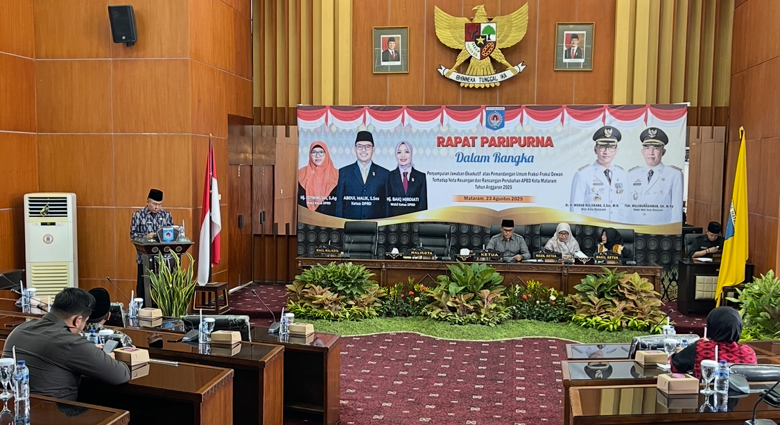 Wakil Wali Kota Mataram TGH Mujiburrahman, menyampaikan jawaban eksekutif atas pemandangan umum fraksi-fraksi terkait Nota Keuangan dan Rancangan APBD Perubahan 2025 di ruang sidang DPRD Kota Mataram.