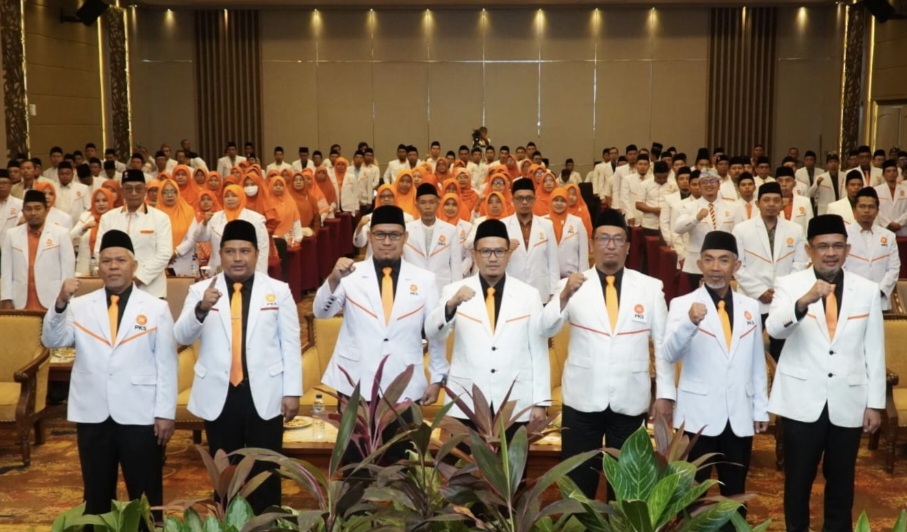 Para pengurus DPW PKS NTB periode 2025-2030 saat pelantikan serentak nasional di Hotel Lombok Garden, Minggu (24/8).