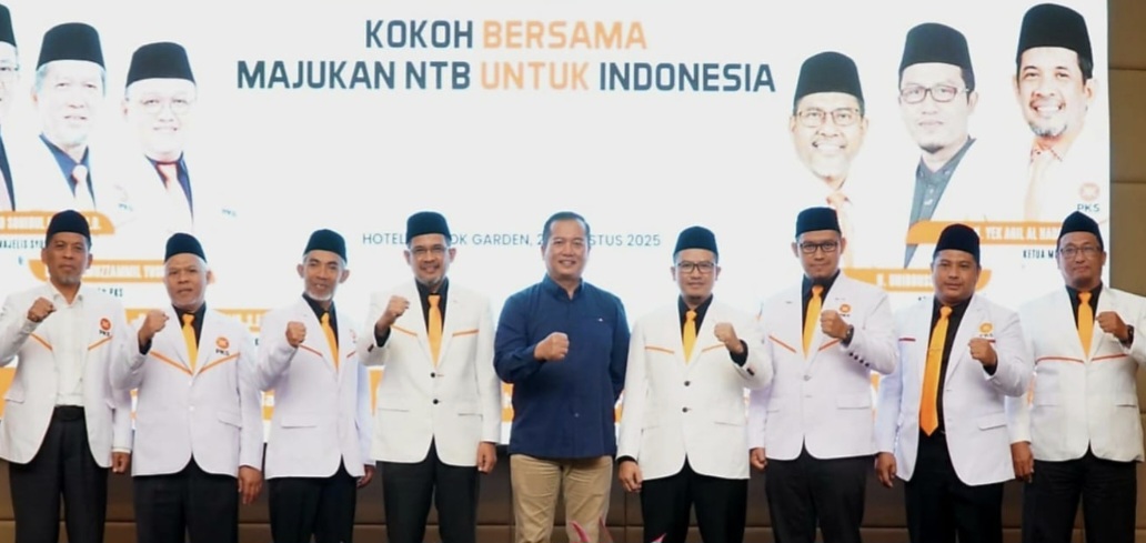 Gubernur NTB Lalu Muhamad Iqbal bersama jajaran petinggi DPW PKS NTB dalam acara pelantikan pengurus DPW PKS NTB periode 2025-2030 di Hotel Lombok Garden, Mataram, Minggu (24/8).