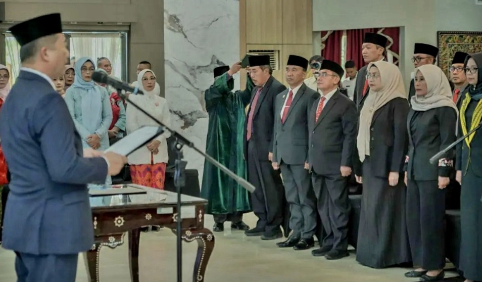 Gubernur NTB Lalu Muhamad Iqbal melantik 72 pejabat eselon II dan III yang dimutasi pada 30 April 2025 lalu.