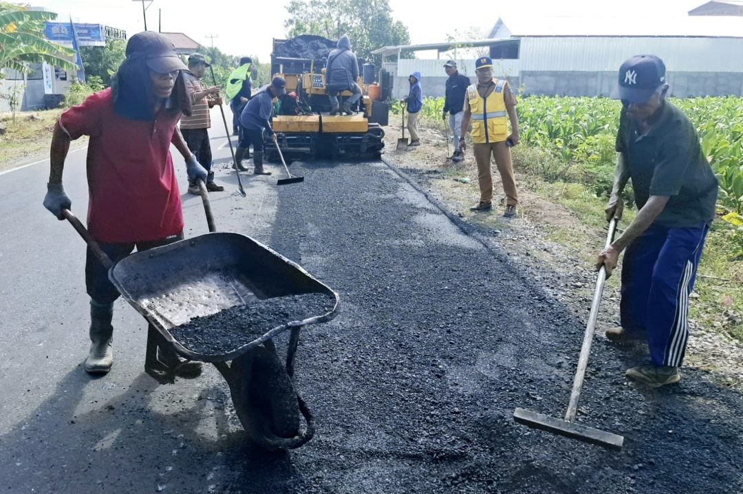 Petugas Balai Pemeliharaan Jalan Pulau Lombok melanjutkan perbaikan jalan provinsi Praya-Keruak, Senin (25/8). Perbaikan tidak bisa dilanjutkan sampai Praya karena kurang anggaran.