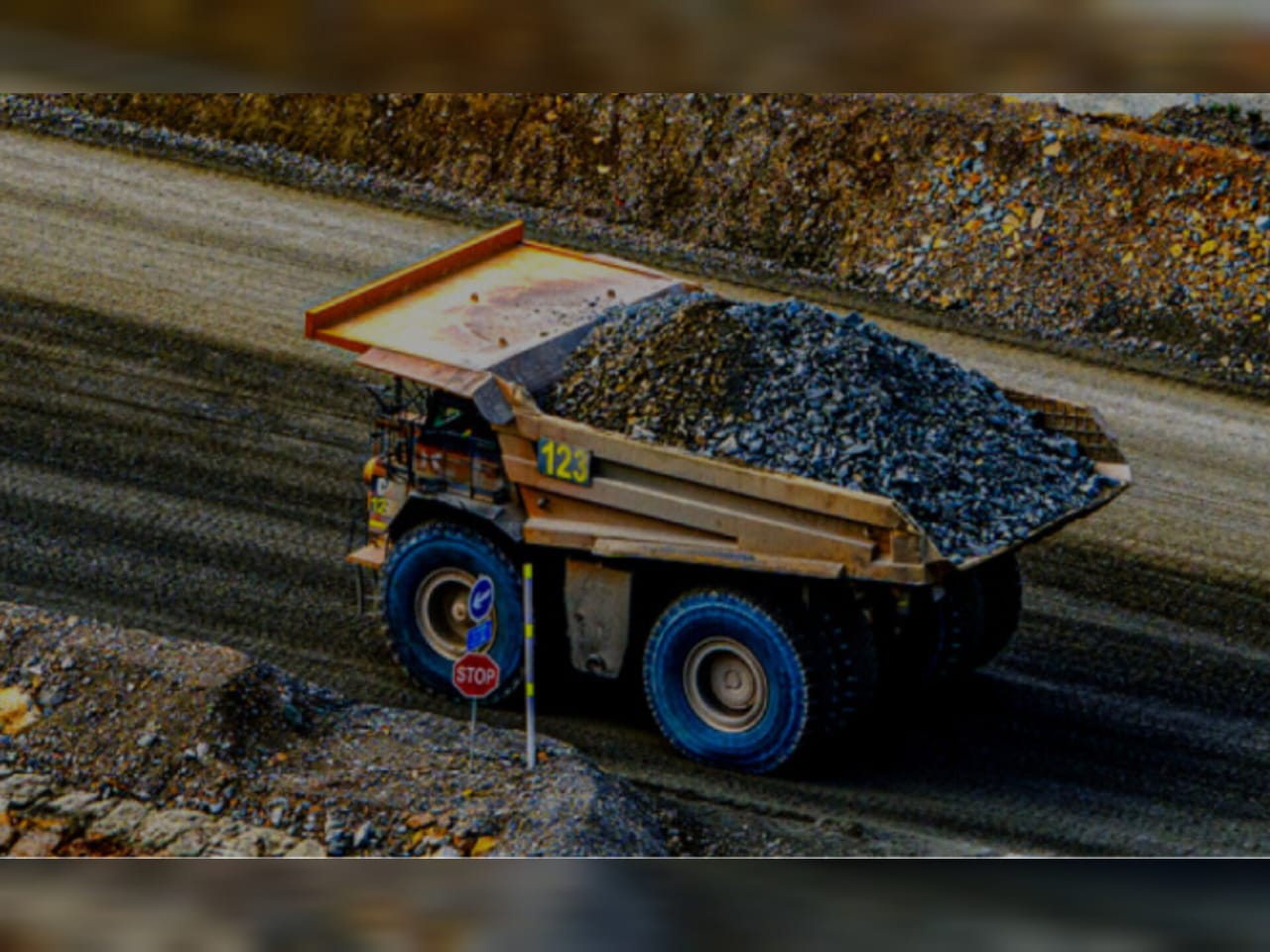 HASIL BUMI: Truk pengangkut material yang beroperasi di area tambang PT AMNT di Sumbawa Barat.