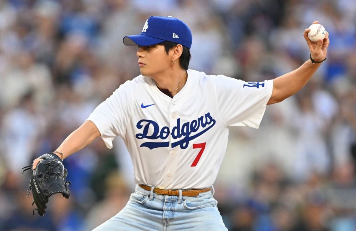 V BTS melakukan pelemparan pertama dalam pertandingan Major League Baseball (MLB) antara tim tuan rumah Los Angeles Dodgers dan Cincinnati Reds