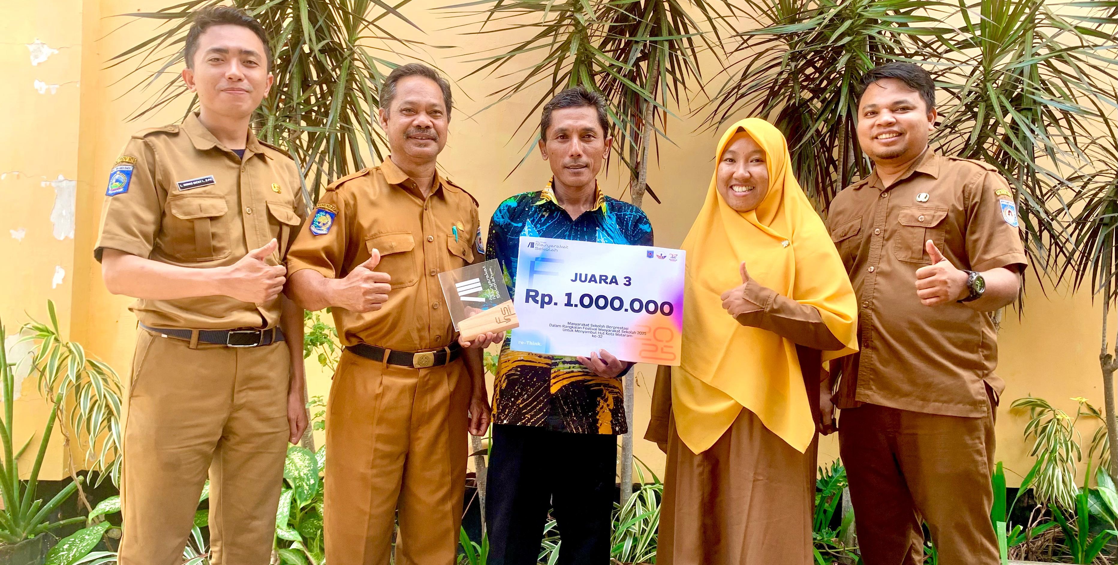 Anton Wicaksono, tendik SDN 33 Mataram (tengah) meraih juara 3 GTK Dedikatif pada Festival Masyarakat Sekolah di Teras Udayana, Senin lalu (25/8).