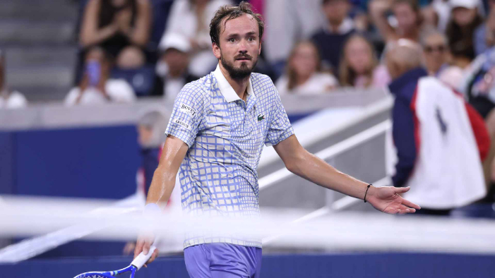 Benjamin Bonzi hentikan Daniil Medvedev di US Open 2025 lewat drama lima set. Medvedev tutup musim Grand Slam dengan hasil mengecewakan.